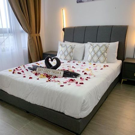 Sky Cozy Troika Residence, 1 Bedroom 4-6 Pax, 2 Bedrooms 6-8 Pax, Pool Vew, Sky & City View, Free Parking, Pool, Unlimited Wifi & Netflix كوتا بْهارو المظهر الخارجي الصورة