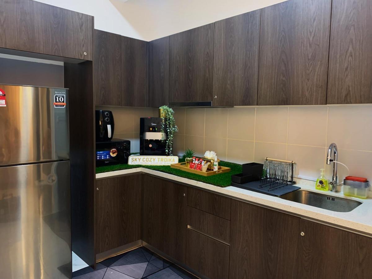 Sky Cozy Troika Residence, 1 Bedroom 4-6 Pax, 2 Bedrooms 6-8 Pax, Pool Vew, Sky & City View, Free Parking, Pool, Unlimited Wifi & Netflix كوتا بْهارو المظهر الخارجي الصورة