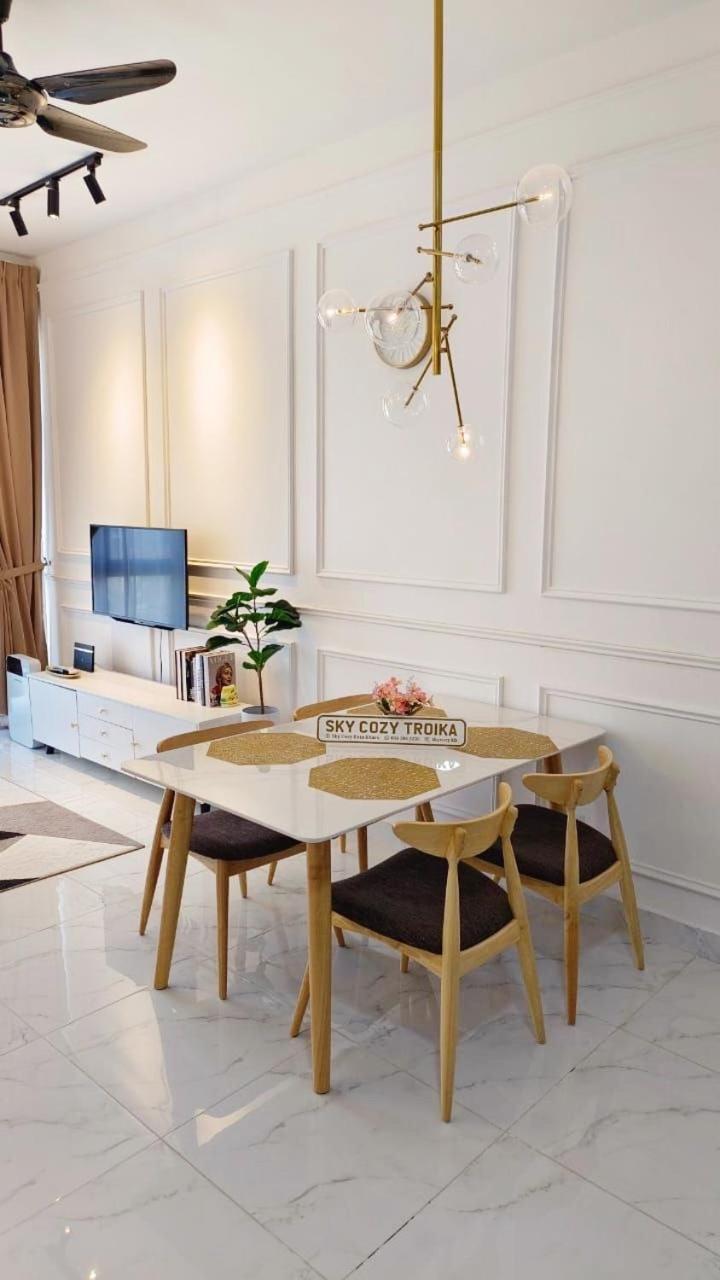Sky Cozy Troika Residence, 1 Bedroom 4-6 Pax, 2 Bedrooms 6-8 Pax, Pool Vew, Sky & City View, Free Parking, Pool, Unlimited Wifi & Netflix كوتا بْهارو المظهر الخارجي الصورة