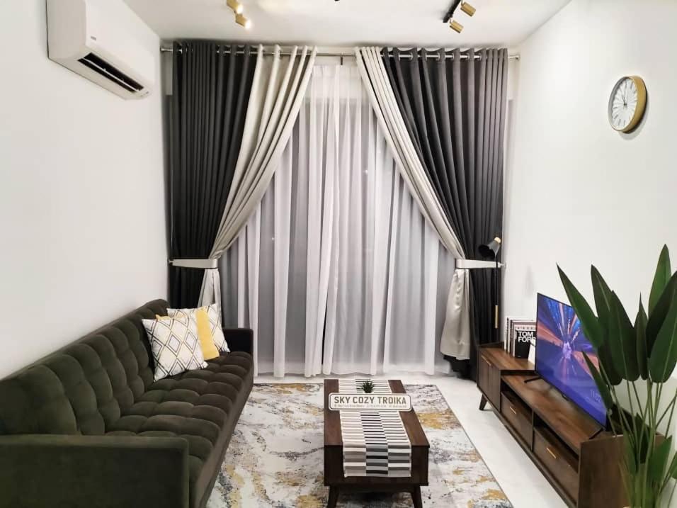 Sky Cozy Troika Residence, 1 Bedroom 4-6 Pax, 2 Bedrooms 6-8 Pax, Pool Vew, Sky & City View, Free Parking, Pool, Unlimited Wifi & Netflix كوتا بْهارو المظهر الخارجي الصورة
