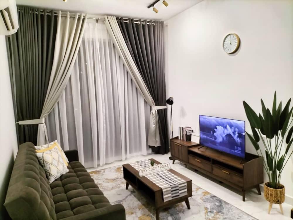 Sky Cozy Troika Residence, 1 Bedroom 4-6 Pax, 2 Bedrooms 6-8 Pax, Pool Vew, Sky & City View, Free Parking, Pool, Unlimited Wifi & Netflix كوتا بْهارو المظهر الخارجي الصورة