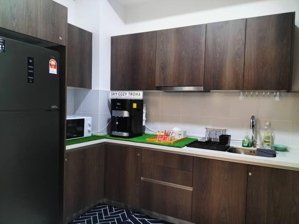 Sky Cozy Troika Residence, 1 Bedroom 4-6 Pax, 2 Bedrooms 6-8 Pax, Pool Vew, Sky & City View, Free Parking, Pool, Unlimited Wifi & Netflix كوتا بْهارو المظهر الخارجي الصورة