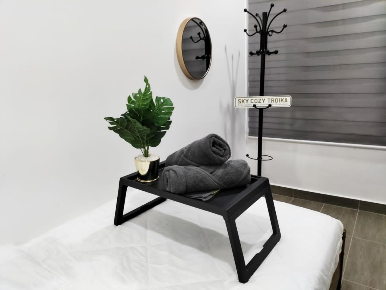 Sky Cozy Troika Residence, 1 Bedroom 4-6 Pax, 2 Bedrooms 6-8 Pax, Pool Vew, Sky & City View, Free Parking, Pool, Unlimited Wifi & Netflix كوتا بْهارو المظهر الخارجي الصورة